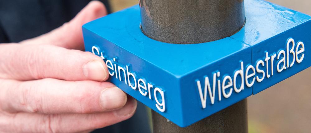 Hilfreich. Vor allem Menschen, die nur noch ein geringes Sehvermögen haben, soll durch die Zusatzschilder geholfen werden.