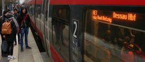 Pendler am Bahnhof Rehbrücke. Hier wurde ein Automat gesprengt.