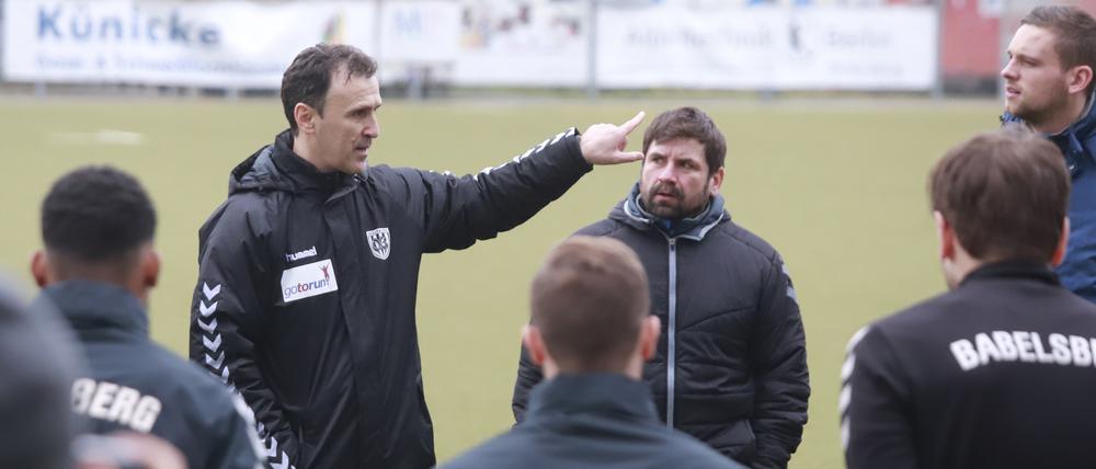 Babelsbergs neuer Trainer Predrag Uzelac (l.) hat weiterhin einen großen Berg Arbeit vor sich. 