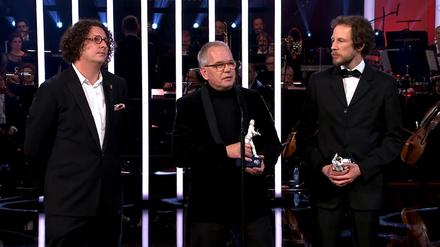 Peter Hartwig (M.), Jonas Weydemann und Jakob D. Weydemann erhalten am 17. Januar 2020 den Produzentenpreis des Bayerischen Filmpreises. 