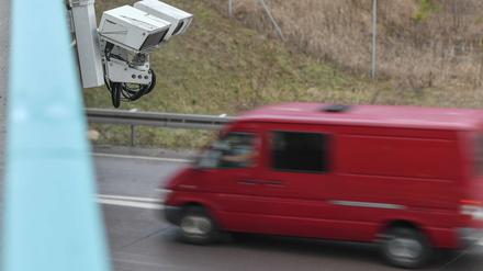 An einer Brücke über der A 12 zwischen Berlin und Frankfurt (Oder) ist das System zur automatischen Kennzeichenfahndung Kesy angebracht.