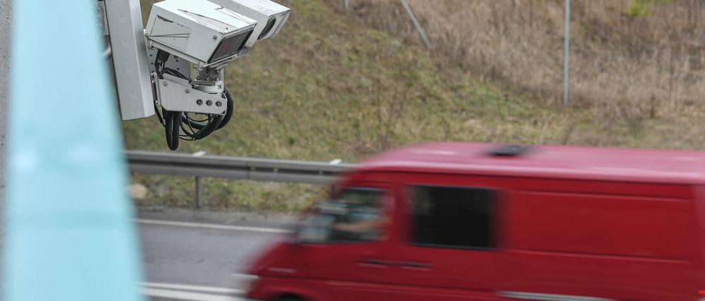 An einer Brücke über der A 12 zwischen Berlin und Frankfurt (Oder) ist das System zur automatischen Kennzeichenfahndung Kesy angebracht.