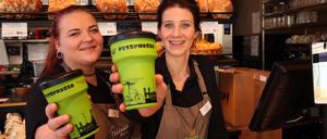 Nachhaltig. Auch in den Filialen der Bäckerei Fahland bieten die Verkäuferinnen Isabella Buhl und Dagmar Idrizi (v.l.) künftig den „Potspresso“-Becher an. Foto: Ottmar Winter