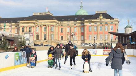 Auf der Open-Air-Eisbahn am Hafen der Weissen Flotte an der Langen Brücke können Ferienkinder täglich ab 10 Uhr über das Eis gleiten.