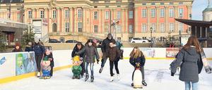 Auf der Open-Air-Eisbahn am Hafen der Weissen Flotte an der Langen Brücke können Ferienkinder täglich ab 10 Uhr über das Eis gleiten.