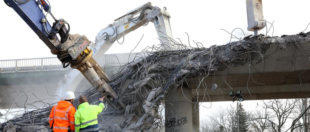 Abriss der ersten Brücke an der Nuthestrasse.