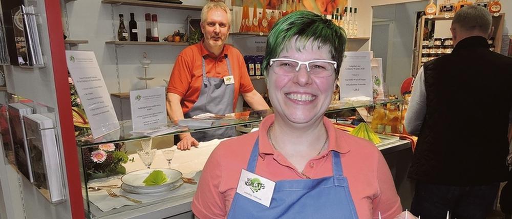 Karsta Semler serviert auf der Grünen Woche unter anderem ihr Chutney aus Grünen Tomaten auf Brot. 