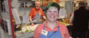 Karsta Semler serviert auf der Grünen Woche unter anderem ihr Chutney aus Grünen Tomaten auf Brot. 