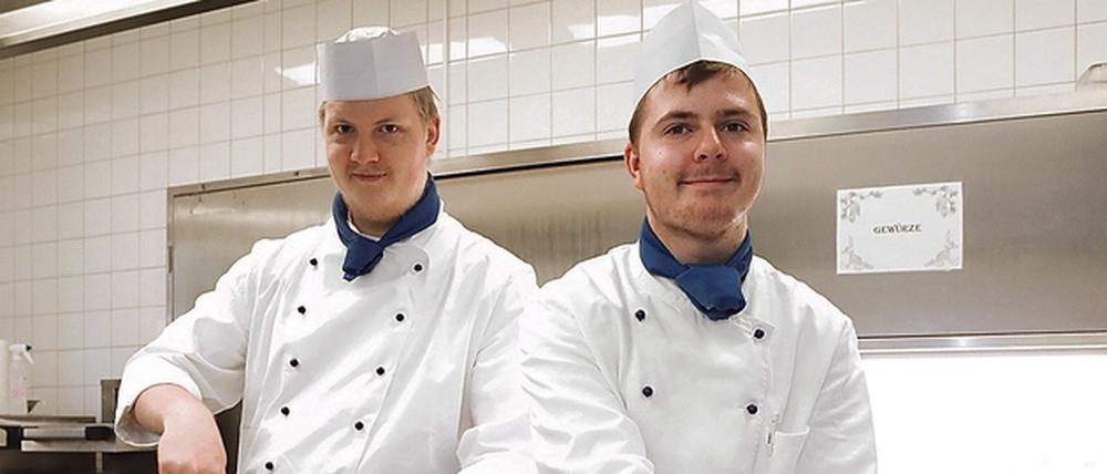 Unter Dampf. In der Lehrküche des Oberlin Berufsbildungswerks kochen die Azubis Florian Keck und Ronny Nowecki (v.l.).