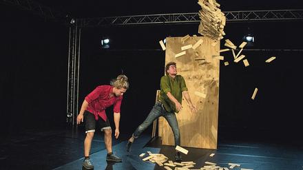 Turmbau zu Potsdam. In der fabrik errichteten Julian Vogel und Josef Stiller (l.) einen Stapel aus Holz – um darauf zu balancieren.