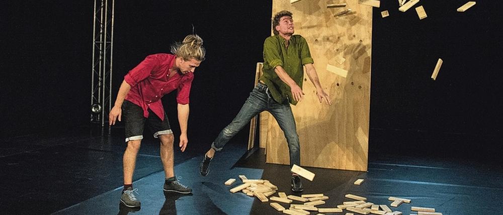 Turmbau zu Potsdam. In der fabrik errichteten Julian Vogel und Josef Stiller (l.) einen Stapel aus Holz – um darauf zu balancieren.