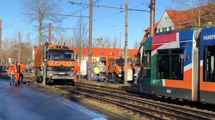 Das Schienenreinigungsfahrzeug, links im Bild, ist am Dienstagmorgen aus den Schienen gesprungen.