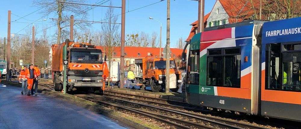 Das Schienenreinigungsfahrzeug, links im Bild, ist am Dienstagmorgen aus den Schienen gesprungen.