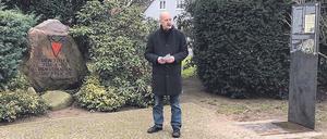 Weihte die Stele (r.) am OdF-Platz in Kleinmachnow ein: Gemeindevertreter Thomas Singer (Linke).