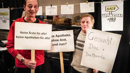 Dorfkinder werden in einer Kampagne der Bundesregierung mit schönen Bildern verklärt, ihre Realität ist eine andere. Es fehlen Arzt und Apotheke, Internet und Infrastruktur. In Garrey demonstrierten sie gegen die Schließung der Apotheke.