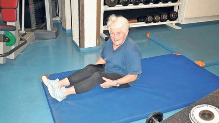 Fit mit Achtzig: Helga Mühlberg trainiert regelmäßig im Luftschiffhafen.