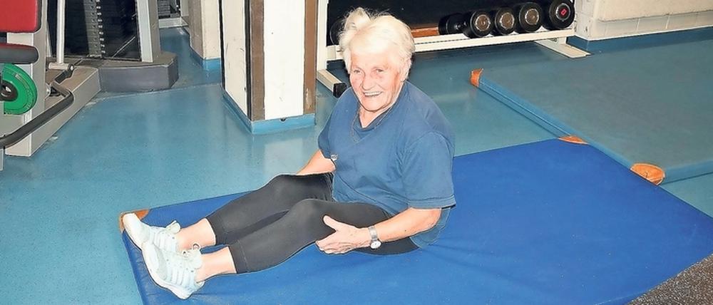 Fit mit Achtzig: Helga Mühlberg trainiert regelmäßig im Luftschiffhafen.