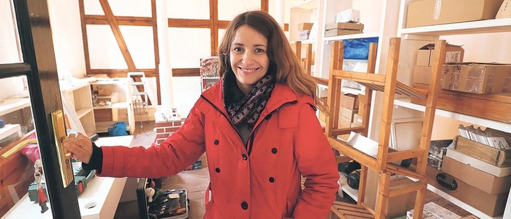 Noch nicht ganz fertig. Künstlerin Nadine Conrad steht in dem Raum in der Jägerstraße, der später einmal die Kreativwerkstatt für Hobbymaler werden soll. Die Miete richtet sich dabei nicht nach der Länge der Arbeitszeit, sondern nach der Größe der Leinwand. Foto: Ottmar Winter