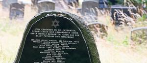 Auf dem jüdischen Friedhof in Potsdam erinnert ein Gedenkstein an die ermordeten Juden.