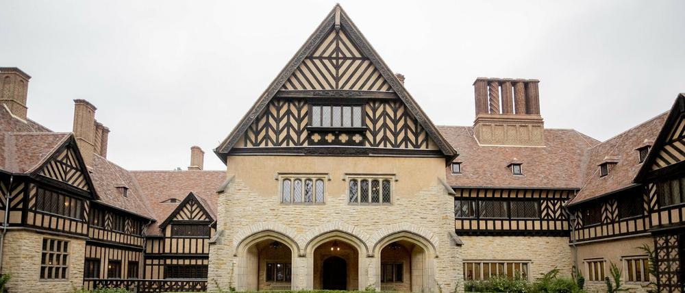 Der Ehrenhof des Schlosses Cecilienhof. Heute befasst sich der Kulturausschuss mit dem Hohenzollern-Konflikt.