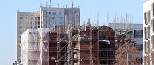 Der Bau des Kirchturms schreitet voran.