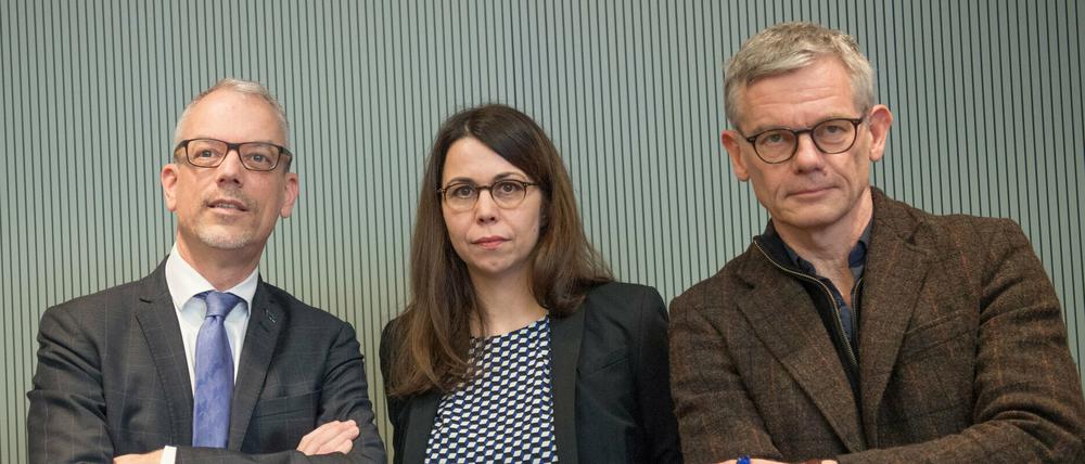 Die Historiker Christoph Martin Vogtherr (l-r), Stefanie Middendorf und Stephan Malinowski bei der Anhörung des Kulturausschussesin Berlin.  