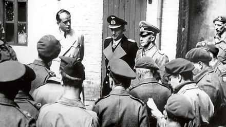 Kriegsverbrecher. Für die Forschung steht heute außer Zweifel, dass die Wehrmacht mit ihrer Führungsspitze Teil des verbrecherischen NS-Systems war. So unterzeichnete etwa der Chef des deutschen Generalstabs, Generaloberst Alfred Jodl (3.v.l.) den sogenannten Kommissarbefehl, durch den Politkommissare der Roten Armee nicht als Kriegsgefangene zu behandeln, sondern zu erschießen waren.