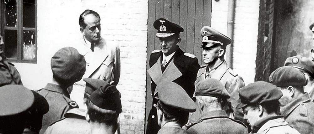 Kriegsverbrecher. Für die Forschung steht heute außer Zweifel, dass die Wehrmacht mit ihrer Führungsspitze Teil des verbrecherischen NS-Systems war. So unterzeichnete etwa der Chef des deutschen Generalstabs, Generaloberst Alfred Jodl (3.v.l.) den sogenannten Kommissarbefehl, durch den Politkommissare der Roten Armee nicht als Kriegsgefangene zu behandeln, sondern zu erschießen waren.