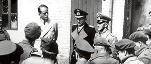 Kriegsverbrecher. Für die Forschung steht heute außer Zweifel, dass die Wehrmacht mit ihrer Führungsspitze Teil des verbrecherischen NS-Systems war. So unterzeichnete etwa der Chef des deutschen Generalstabs, Generaloberst Alfred Jodl (3.v.l.) den sogenannten Kommissarbefehl, durch den Politkommissare der Roten Armee nicht als Kriegsgefangene zu behandeln, sondern zu erschießen waren.
