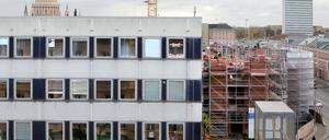 Neben dem Kunst-und Kulturzentrum "Rechenzentrum" wächst der Turm der Garnisonkirche in die Höhe.