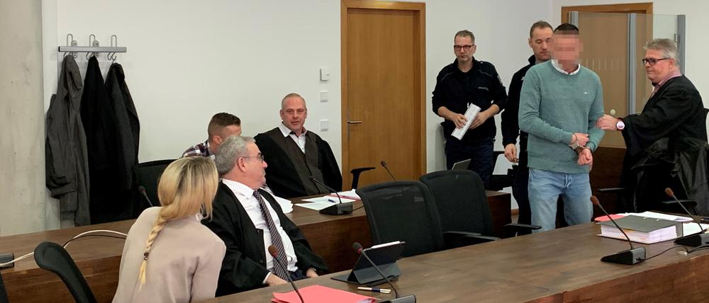 Die drei Angeklagte mit ihren Anwälten bei der Verhandlung vor dem Landgericht Potsdam am 27. Januar 2020.