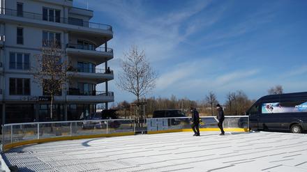 Vorbereitung der Eisbahn in Werder.