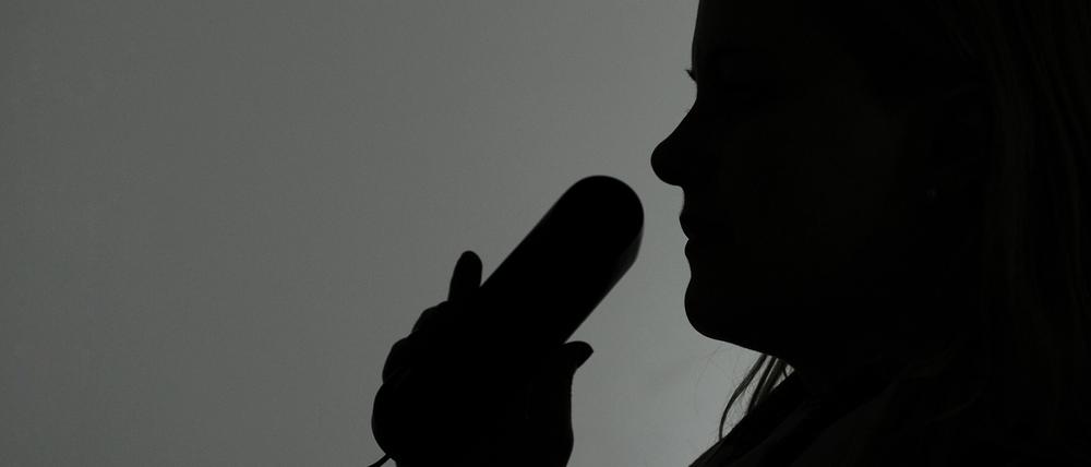 Beim Enkeltrick gaukeln Betrüger ihren meist betagten Opfern am Telefon vor, ein naher Verwandter - etwa ein Enkel - zu sein.