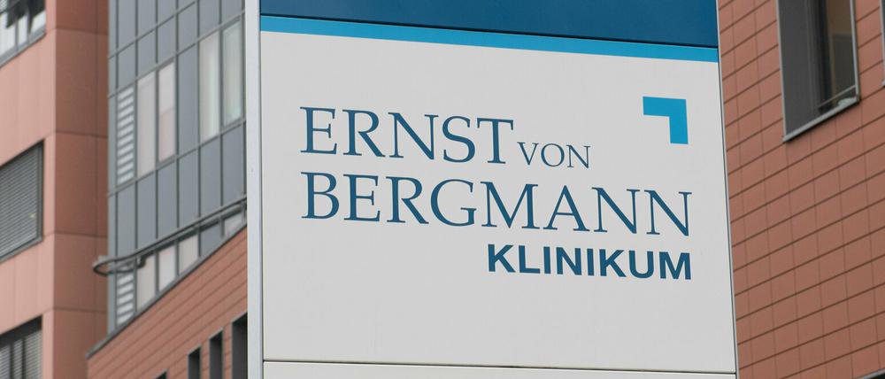 Blick auf den Eingang der Notaufnahme des Ernst von Bergmann Klinikums.