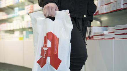Potsdamer decken sich mit Mundschutz ein (Symbolbild). 