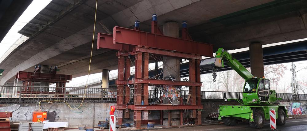 Die Hochstraßenbrücke wird ab Freitag abgerissen. 