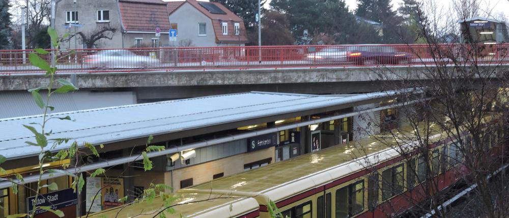 Der Überfall passierte auf dem Vorplatz des Teltower S-Bahnhofs.
