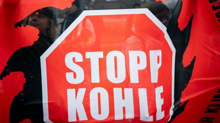 Die Klimaaktivisten von "Ende Gelände" handeln aus Protest gegen das Kohleausstiegsgesetz (Symbolbild).