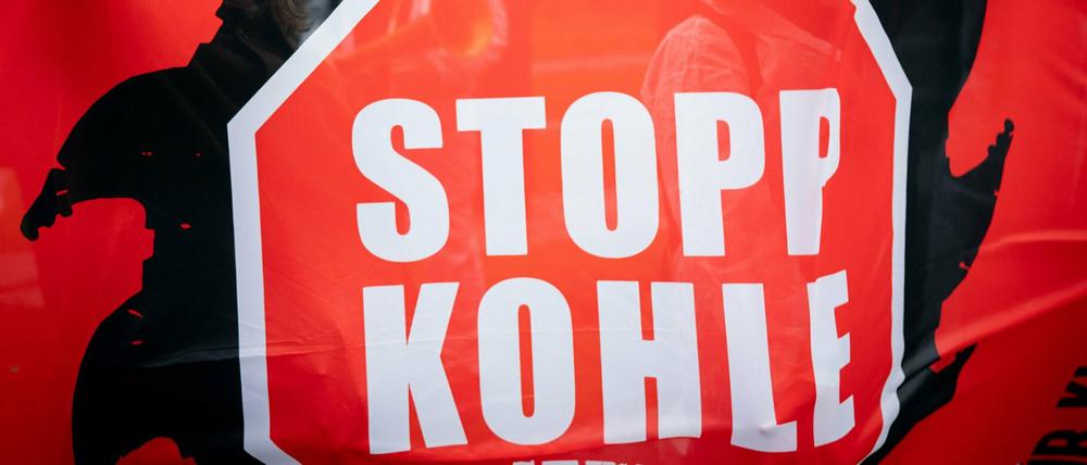 Die Klimaaktivisten von "Ende Gelände" handeln aus Protest gegen das Kohleausstiegsgesetz (Symbolbild).