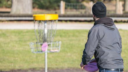 Discgolfer versuchen, mit einer Frisbeescheibe aus großer Entfernung etwa einen Meter hohe Körbe zu treffen (Archivfoto).