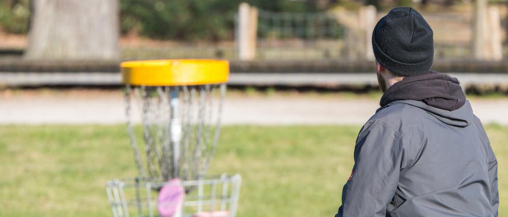 Discgolfer versuchen, mit einer Frisbeescheibe aus großer Entfernung etwa einen Meter hohe Körbe zu treffen (Archivfoto).