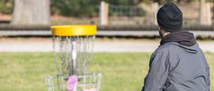 Discgolfer versuchen, mit einer Frisbeescheibe aus großer Entfernung etwa einen Meter hohe Körbe zu treffen (Archivfoto).