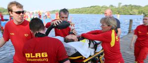 Mitglieder des DLRG bei einer Wasserrettungsübung auf dem Templiner See in Potsdam.