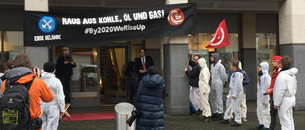 Vor der Deutschen Bank haben Aktivisten von Ende Gelände demonstriert.