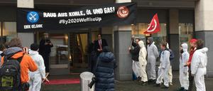 Vor der Deutschen Bank haben Aktivisten von Ende Gelände demonstriert.
