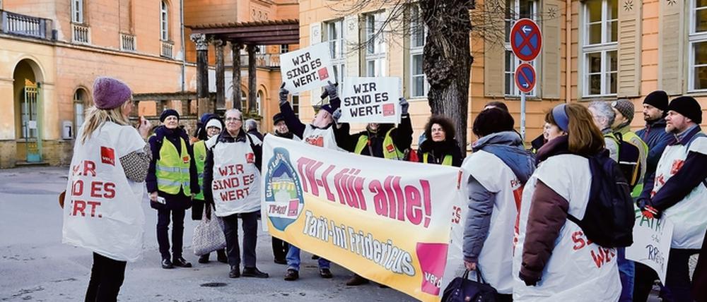 Vor dem sogenannten Zivilkabinettshaus am Park Sanssouci demonstrierten Dienstag Verdi-Gewerkschafter.