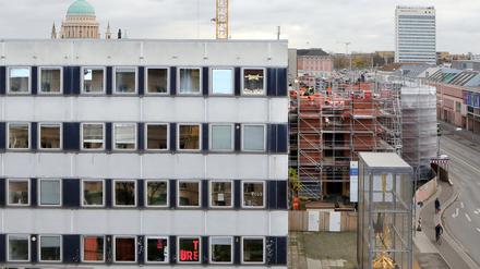 Neben dem Kunst-und Kulturzentrum "Rechenzentrum" wächst der Turm der Garnisonkirche in die Höhe.