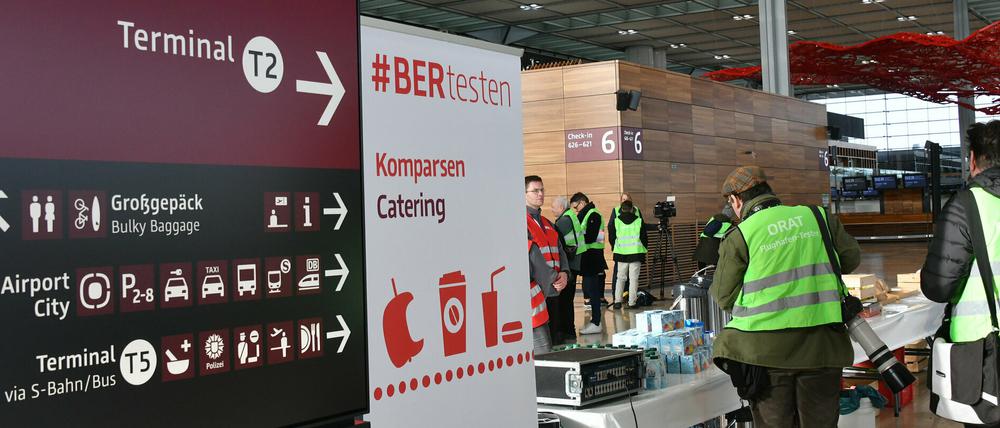 Im Sommer startet der Probebetrieb am BER mit 20.000 Freiwilligen. Das Foto ist bei der Pressekonferenz zum Probebetrieb entstanden. 