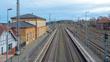 Am Bahnhof Bad Belzig, liegen rechts noch die Gleise der früheren Städtebahn. 