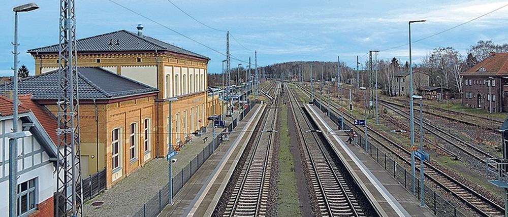 Am Bahnhof Bad Belzig, liegen rechts noch die Gleise der früheren Städtebahn.